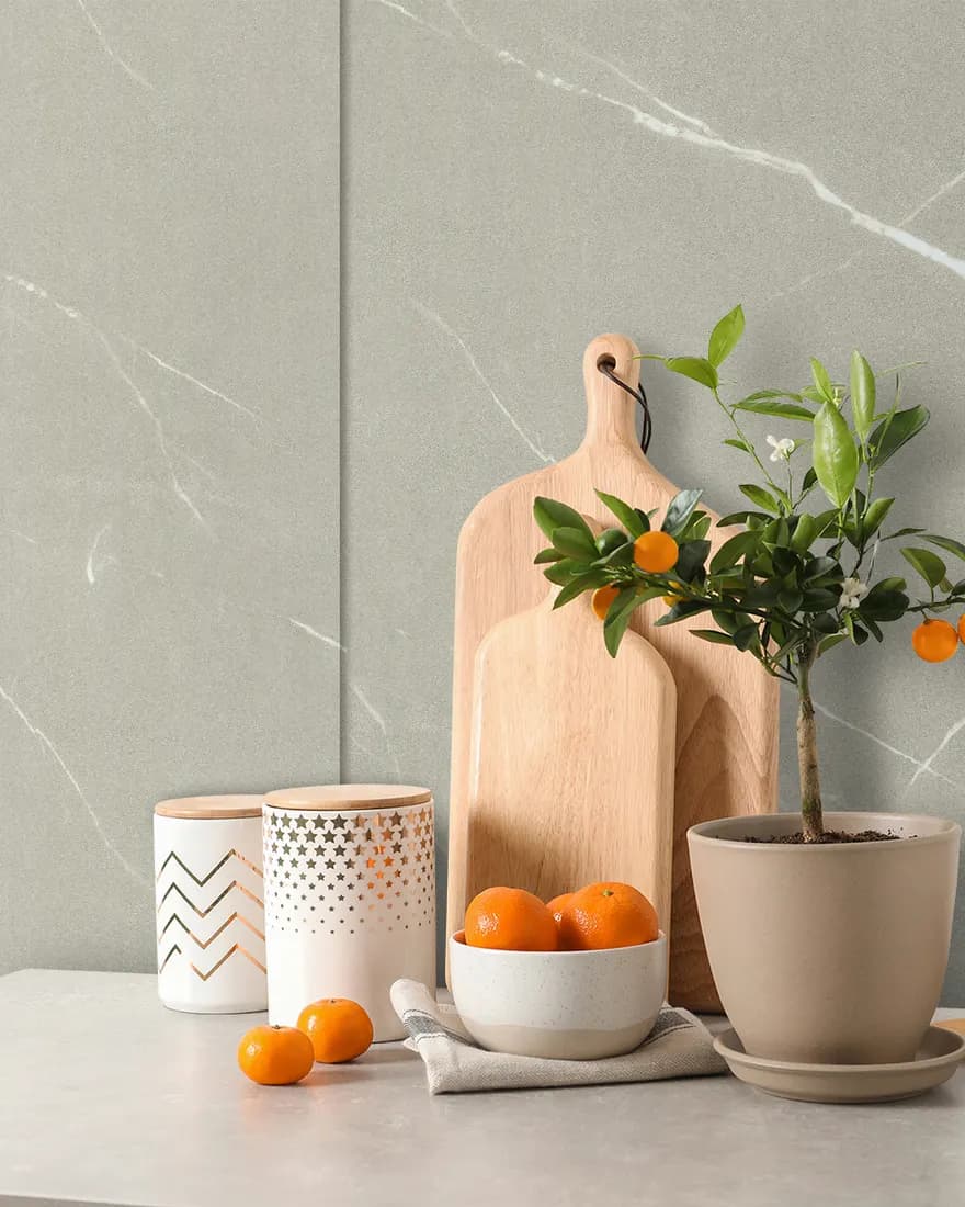 Kitchen wall in soft cream marble-look laminate with a stone counter